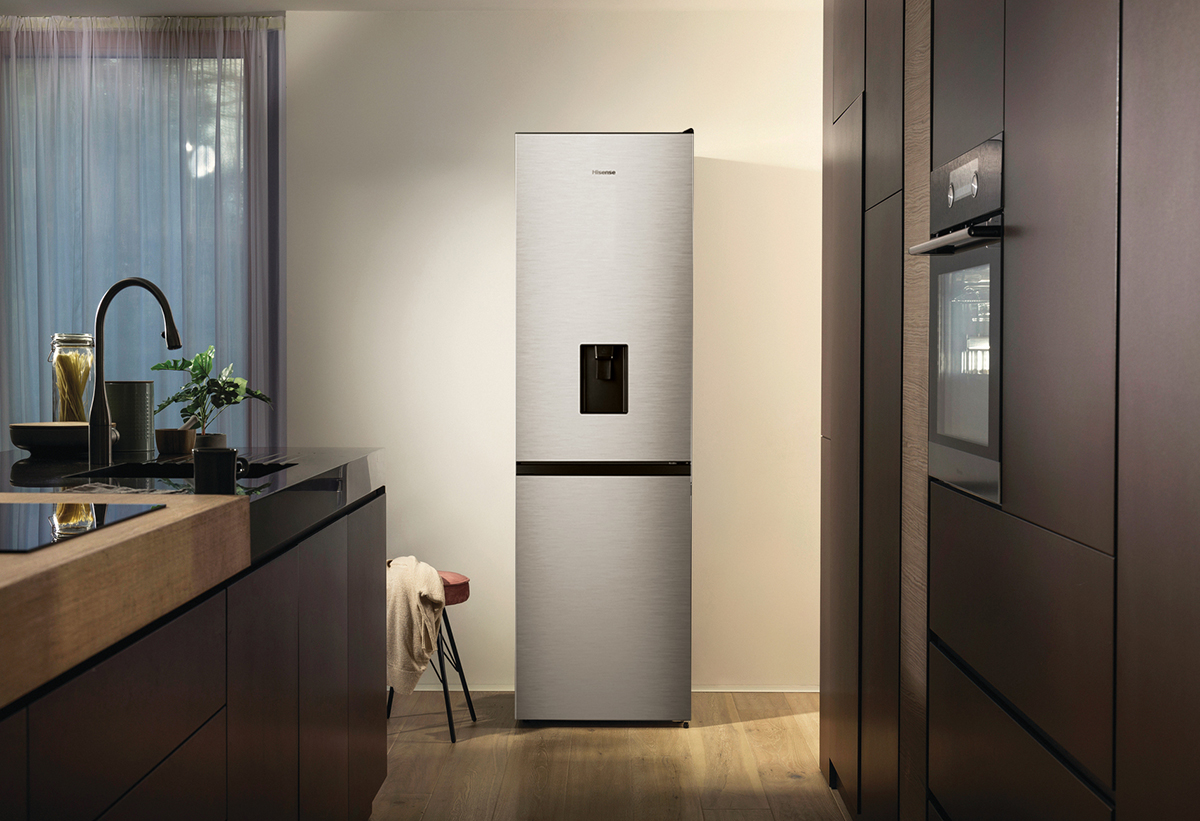 Απεικονίζεται το ψυγείο σε κουζίνα.